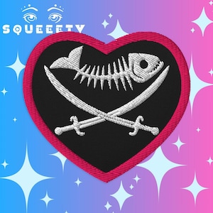Peut inclure: Écusson brodé en forme de cœur avec un centre noir, une bordure rouge et un motif blanc. Le motif représente un squelette de poisson au-dessus de deux épées croisées. Le mot "SQUEEFTY" est en haut.