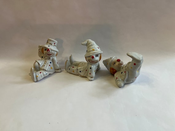 1950 年頃に中国で作られた陶器のピエロ 3 体、水玉模様の衣装を着た