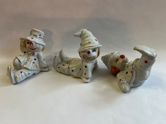 1950 年頃に中国で作られた陶器のピエロ 3 体、水玉模様の衣装を着た
