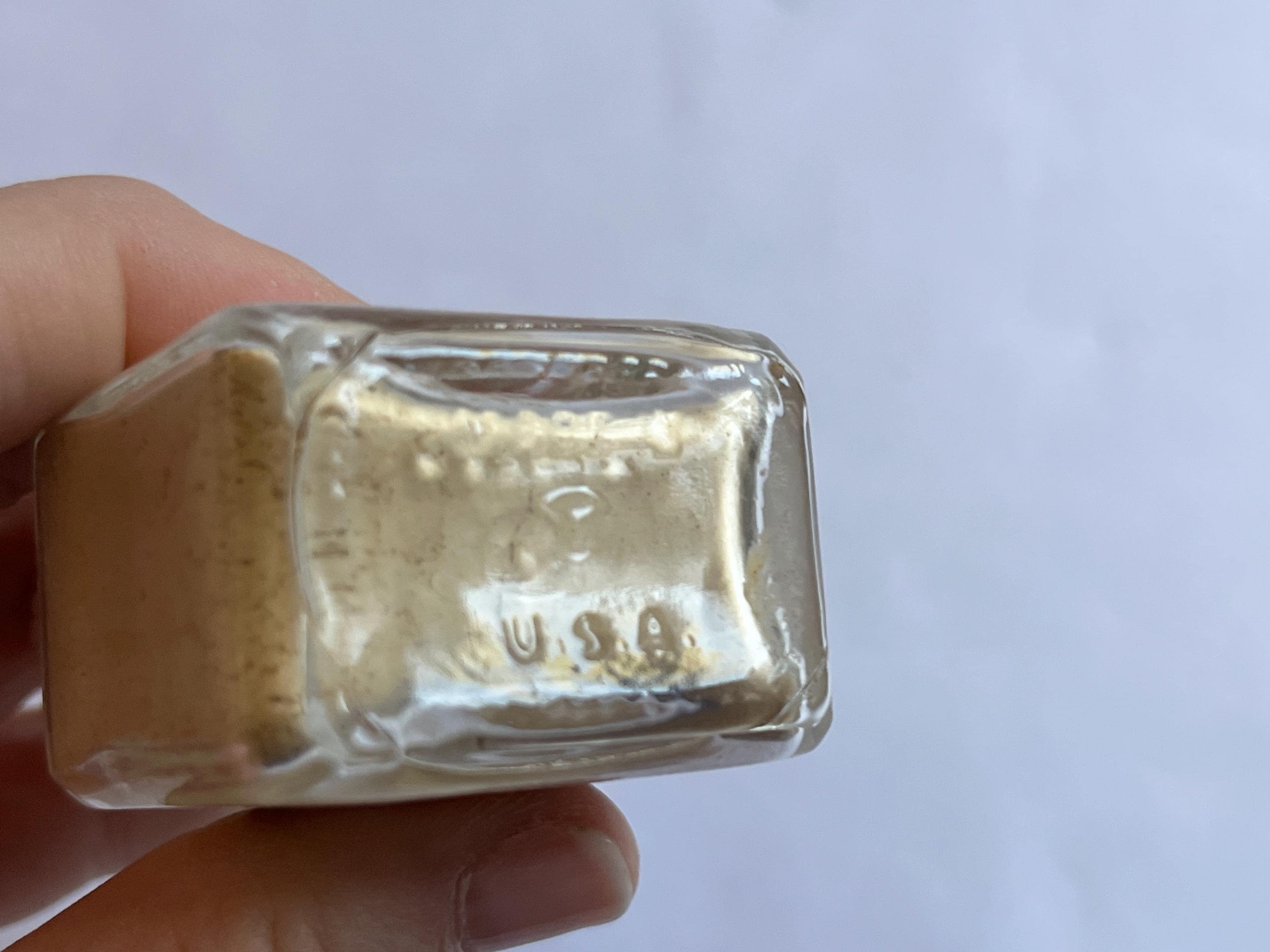 ニューヨークの Kerkoff Distributors によるヴィンテージ Djer-Kiss 