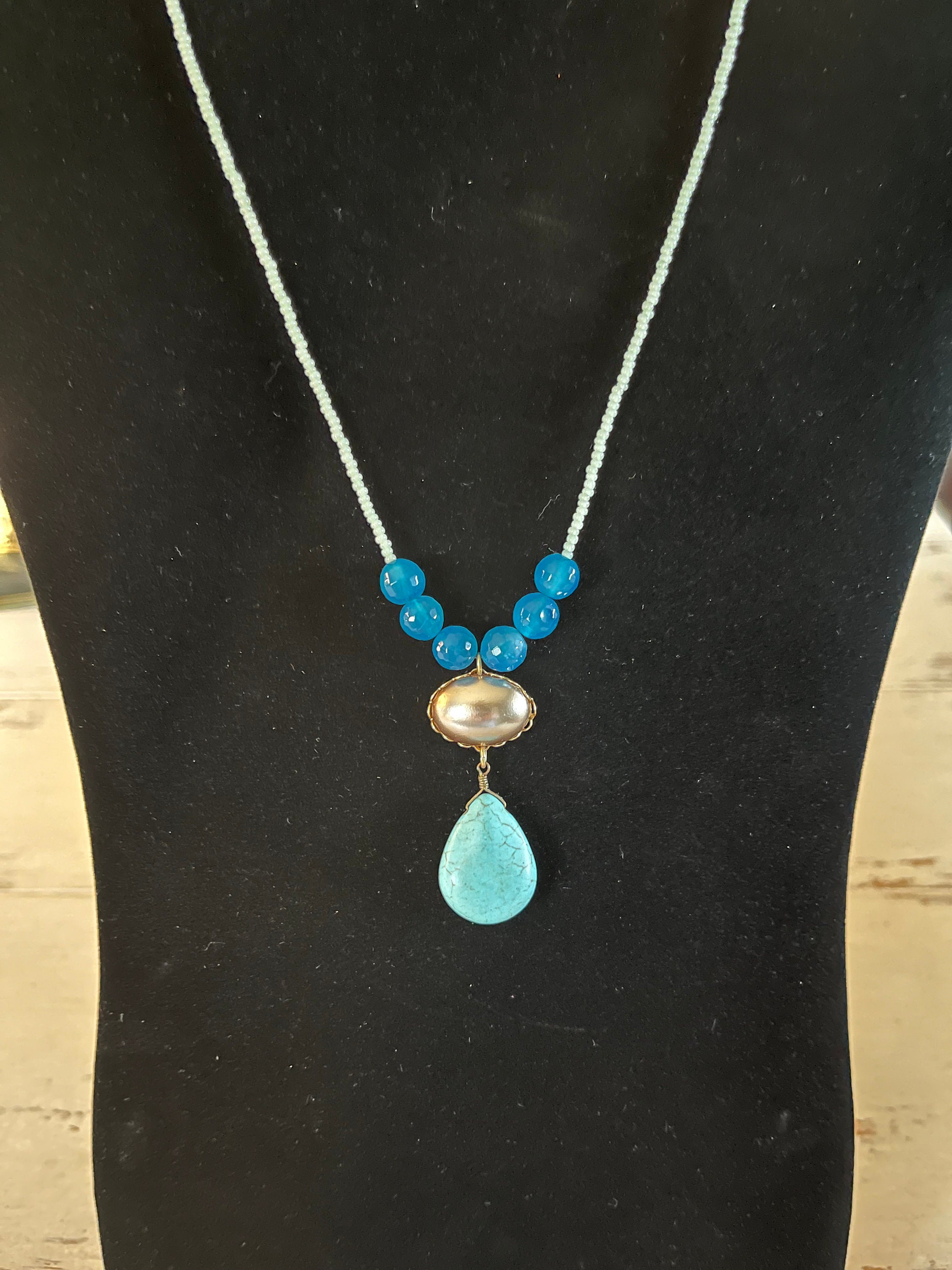 Signed David Aubrey Beaded Necklace Turquoise Blue Green and Gold Adjustable Choker Necklace Lobster Claw Closure Leaf Charm On Closure