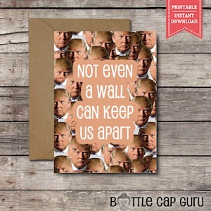 Op de afbeelding: Printbare kaart met een patroon van Donald Trumps gezicht en de tekst "Zelfs een muur kan ons niet scheiden".