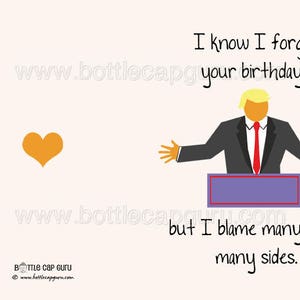 Op de afbeelding: Een humoristische verjaardagskaart met een cartoon van een man met blond haar in een pak en rode stropdas, die achter een podium staat met de tekst "Ik weet dat ik je verjaardag ben vergeten... maar ik geef de schuld aan veel kanten, veel kanten."