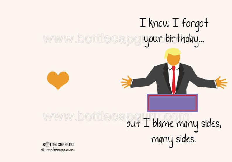 Op de afbeelding: Een humoristische verjaardagskaart met een cartoon van een man met blond haar in een pak en rode stropdas, die achter een podium staat met de tekst "Ik weet dat ik je verjaardag ben vergeten... maar ik geef de schuld aan veel kanten, veel kanten."