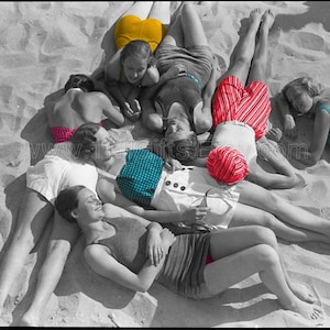 Hanging Out at the Beach * Vintage Colorized Photograph * 7x5 Downloadable Photo for Summer Wall Decor & Crafts *Printable, Instant Download