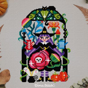 Puede incluir: Diseño de punto de cruz que presenta una bruja con cabello morado, un sombrero negro y un vestido negro, rodeada de elementos temáticos de Halloween. También se incluye una gran rosa rosa con una calavera, calabazas y un gato negro. El texto "Dona Stitch" está en la parte inferior.
