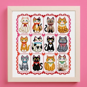 Może przedstawiać: Zestaw trzech ceramicznych kubków z nakrapianym, matowym wykończeniem. Kubki są w odcieniach kremu, jasnoszarym i ciemnoszarym. Każdy kubek ma prosty, minimalistyczny design.