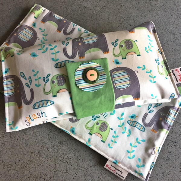 Design tissu Nappy Wallet/Changemat.Green éléphant éclabousser de bébé ou enfant en bas âge. Fait sur commande pour créer un objet unique pour vous et bébé. Fait sur commande