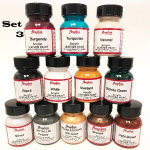 Puede incluir: Conjunto de 12 botellas de pintura acr&iacute;lica para cuero de la marca Angelus en varios colores, incluyendo burdeos, turquesa, natural, negro, blanco, mostaza, verde noche, plata, peltre, oro de 18 quilates, bronce y marr&oacute;n claro. Las botellas est&aacute;n etiquetadas con el nombre del color y "Pintura acr&iacute;lica para cuero".