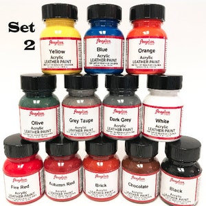 Puede incluir: Conjunto de 12 botellas de pintura acr&iacute;lica para cuero de la marca Angelus. Las botellas est&aacute;n dispuestas en dos filas de seis. Los colores son: amarillo, azul, naranja, oliva, gris topo, gris oscuro, blanco, rojo fuego, rojo oto&ntilde;o, ladrillo, chocolate y negro.