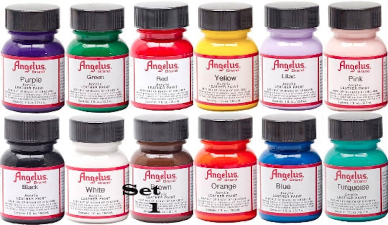 Puede incluir: Conjunto de 12 peque&ntilde;os frascos de pintura acr&iacute;lica para cuero de la marca Angelus. Los frascos est&aacute;n dispuestos en dos filas de seis. Los colores son morado, verde, rojo, amarillo, lila, rosa, negro, blanco, marr&oacute;n, naranja, azul y turquesa.