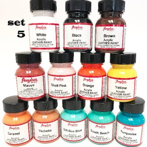 Puede incluir: Conjunto de 10 botellas de pintura acr&iacute;lica para cuero Angelus en varios colores, incluyendo blanco, negro, marr&oacute;n, malva, rosa claro, naranja, amarillo, caramelo, vachetta, azul caja de regalo, playa sur y turquesa. Las botellas est&aacute;n dispuestas en dos filas de cinco.