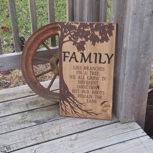 Letrero familiar de madera - Signo de raíces familiares - Letrero rústico manchado - Decoración de la pared familiar - Signo de árbol - Como las ramas de las raíces de un árbol siguen siendo las mismas