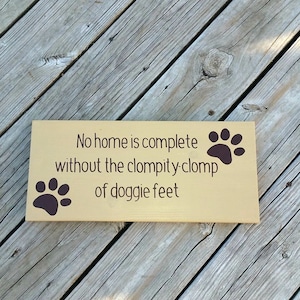 Bois chien signe - aucun à la maison n’est complète sans la Clompity Clomp de pieds petit chien - panneau en bois peint à la main - décor de chien - cadeau pour propriétaire de chien
