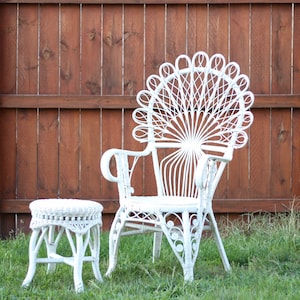 Set of Vintage White Peacock Chair And Side Table / White Wicker Peacock Chair  / Wicker End Table / Rattan set of Chair and table