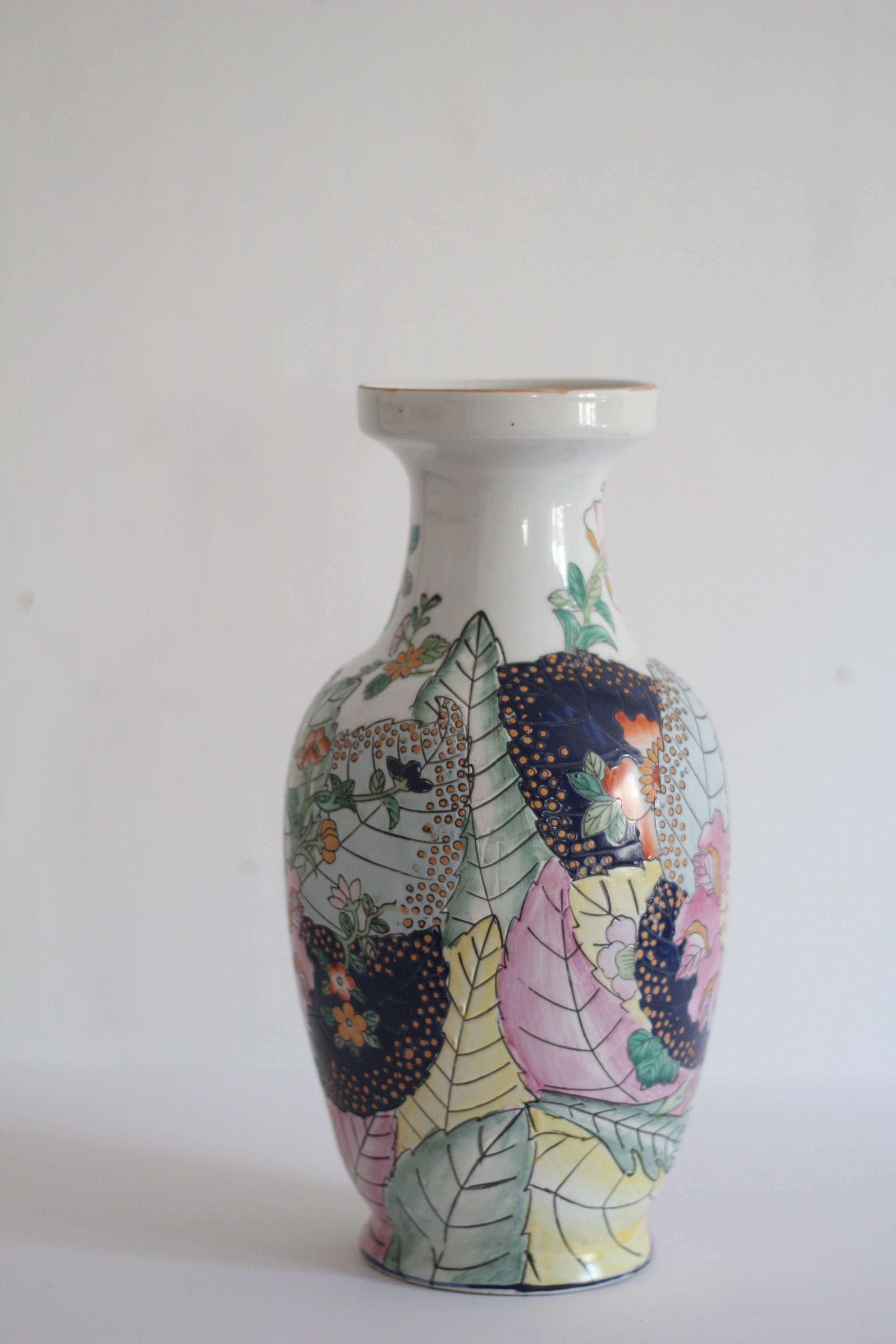 tobacco leaf china vase Vintage Its Shape Is Both Traditional And Has The Appearance Of Being Contemporary Because Of Its Simplicity . Mottahedeh ~ Tobacco Leaf ~