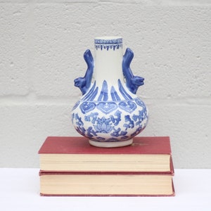 Vintage White And Blue Foo Dog Handle Vase / Chinese Porcelain Vase / Asian Chinoiserie Porcelain / Floral Vase / Vintage Home decoration