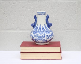 Vintage White And Blue Foo Dog Handle Vase / Chinese Porcelain Vase / Asian Chinoiserie Porcelain / Floral Vase / Vintage Home decoration