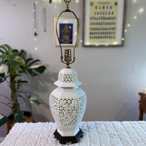 Vintage Blanc De Chine Porzellan durchbohrte Tischlampe / Porzellan-Ingwerglas-Lampe im Kirschblüten-Stil