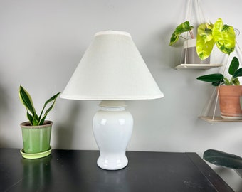 24 Zoll Amerikanische Ginger Jar Tischlampe – Handbemalte Grüne Keramik, Beiger Stoffschirm, E26/27 Sockel