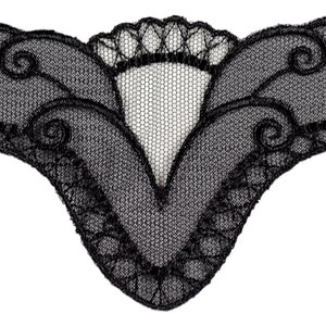 Op de afbeelding: Zwarte kantversiering met een bloemenmotief. De versiering heeft een gegolfde rand en een delicaat patroon.