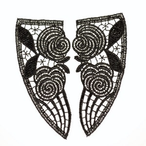 Puede incluir: Dos aplicaciones de encaje negro con un diseño floral. Las aplicaciones tienen forma de óvalo puntiagudo y presentan un patrón delicado e intrincado.