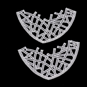 Könnte beinhalten: Zwei weiße Spitzenapplikationen in Halbkreisform mit einem zarten, filigranen Design.