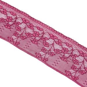 Könnte beinhalten: Nahaufnahme einer burgunderfarbenen Spitzenborte mit einem zarten Blumenmuster.