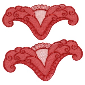 Op de afbeelding: Twee rode kanten applicaties met een bloemmotief. Elke applicatie heeft een centrale, puntige vorm met een delicate, netachtige textuur, omlijst door ingewikkelde, wervelende patronen. De randen zijn afgewerkt met een geschulpte rand.