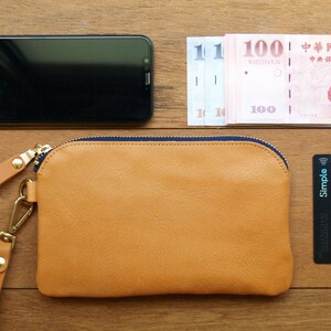 Leder Wristlet Wallet / Clutch Bag / Handytasche für iPhone 16 ( Custom Name ) - Classic Tan