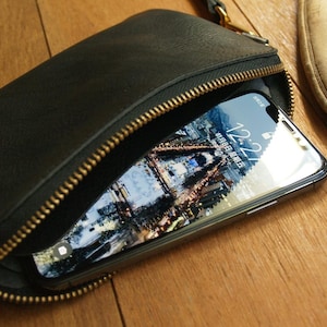 Cartera de cuero tipo pulsera, bolso de mano o bolso para teléfono para iPhone 16 (nombre personalizado) - Harley Black