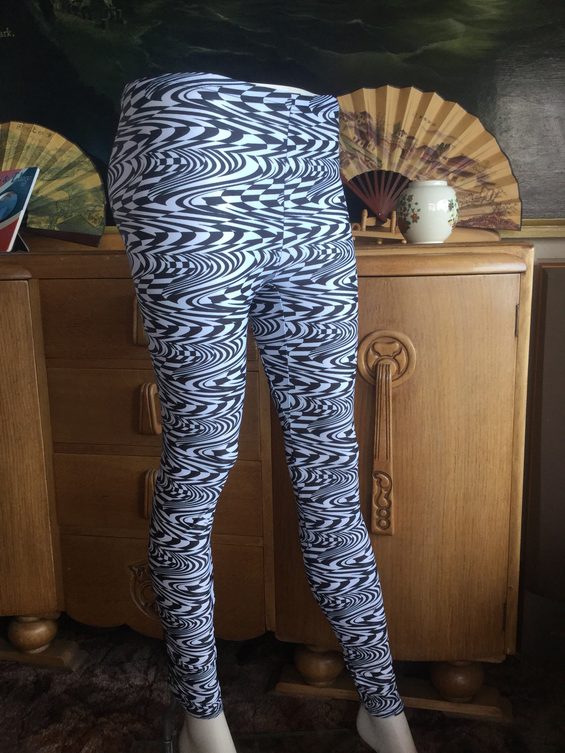 LARGE BLACK AND WHITE HARLEQUIN DIAMOND PATTERN Leggings by Jane