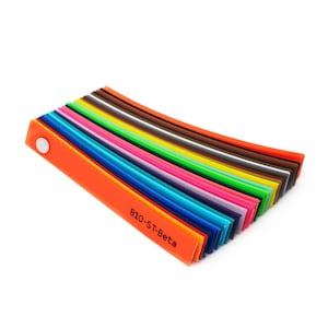 Può includere: Una cartella colori a forma di ventaglio con una varietà di colori, tra cui rosso, arancione, giallo, verde, blu, viola e nero. La cartella è etichettata "B10-ST-Beta".