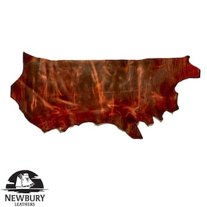 Puede incluir: Un trozo de cuero marrón rojizo con una superficie texturizada única. El cuero tiene vetas de color naranja y marrón claro, creando un efecto veteado. Los bordes son irregulares, mostrando la forma natural de la piel. El logotipo de Newbury Leathers está en la esquina inferior izquierda.