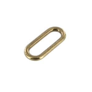 Puede incluir: Un anillo de metal ovalado de color dorado con un acabado liso. El anillo tiene una gran abertura en el centro.