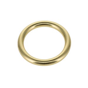 Könnte beinhalten: Ein kreisförmiger Metallring mit einer glatten, polierten goldfarbenen Oberfläche. Der Ring weist über den gesamten Umfang einen gleichmäßigen, abgerundeten Querschnitt auf und präsentiert sich als einfache, solide und durchgehende Schlaufe.