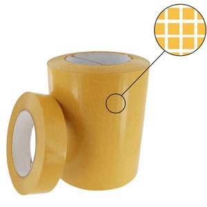 Op de afbeelding: Een rol dubbelzijdig plakband met een rasterpatroon op de kleefzijde. De tape is geel en bevindt zich op een witte achtergrond.