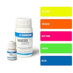 Könnte beinhalten: Zwei Flaschen Maxedge Pro Fluo Edge Paint, eine große und eine kleine. Die große Flasche ist weiß mit einem blauen Etikett, auf dem "Giardini Maxedge Pro Fluo Edge Paint Tingibordo Fluo" steht. Die kleine Flasche ist weiß mit einem blauen Etikett, auf dem "Maxedge Pro Fluo Edge Paint Tingibordo Fluo" steht. Die Flaschen werden vor einem Hintergrund aus fünf farbigen Rechtecken gezeigt: Gelb, Orange, Pink, Grün und Blau.