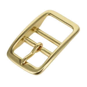 Puede incluir: Una hebilla de cinturón rectangular con un acabado en tono dorado pulido. La hebilla presenta un marco redondeado, una barra horizontal central y un ardillón curvo que descansa contra el marco. El diseño es simple y funcional con bordes redondeados.