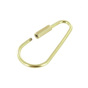 Könnte beinhalten: Ein goldfarbener Schlüsselanhänger aus Metall mit einer Schlaufe und einem Gewindeende. Der Schlüsselanhänger ist zerlegt und zeigt die beiden Teile.