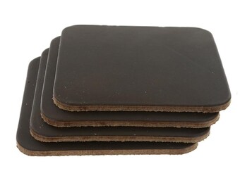 Può includere: Una pila di quattro sottobicchieri quadrati. I sottobicchieri sono di colore marrone scuro con bordi arrotondati. I bordi dei sottobicchieri sono di colore marrone chiaro. I sottobicchieri sono realizzati in materiale simile alla pelle.