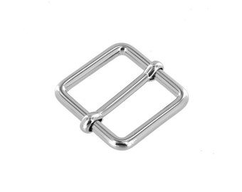 Könnte beinhalten: Silberne Metallschnalle mit quadratischer Form und glatter Oberfläche.