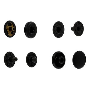 Puede incluir: Un juego de ocho botones a presión de plástico negro. Los botones a presión están diseñados para usar con tela y tienen una forma redonda y plana.