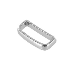 Può includere: Un anello rettangolare in metallo argentato lucido con angoli arrotondati. L'anello ha un design semplice a telaio aperto, che riflette la luce e appare liscio. L'oggetto è isolato su sfondo bianco.