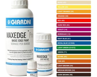 Op de afbeelding: Drie witte plastic flessen Giardini Maxedge Pro randverf in verschillende maten, vergezeld van een verticale kleurenkaart met zestien verschillende kleurstalen met labels zoals Wit, Beige, Geel, Oranje, Rood en Zwart.
