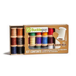 Puede incluir: Una caja de cartón marrón que contiene un kit de muestrario de hilo Ritza Tiger con múltiples carretes de hilo de poliéster trenzado y encerado de 0,8 mm en varios colores, junto con dos agujas de 2,25 cm de largo, calibre 19, marca Buckleguy.