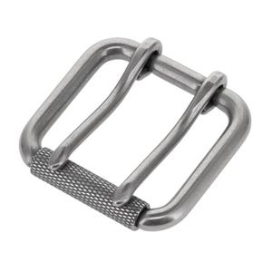 Può includere: Una fibbia per cintura quadrata in metallo con finitura canna di fucile opaca. La fibbia presenta una cornice liscia e arrotondata con un ardiglione centrale. La barra inferiore della cornice ha una texture zigrinata a croce distintiva.