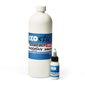Pode incluir: Uma garrafa grande de plástico branco e uma pequena garrafa de plástico branco com aplicador de Eco-Stix 1804 adesivo à base de água. Ambos os recipientes possuem rótulos azuis com texto preto lendo BuckleGuy, Eco-Stix e Water Based Adhesive 1804.