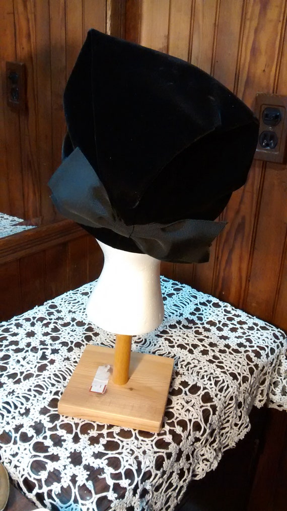 Vintage Ladies Black Velvet Hat - image 3