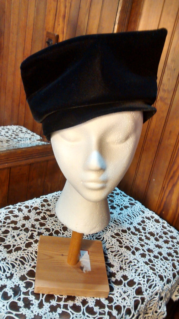 Vintage Ladies Black Velvet Hat - image 4